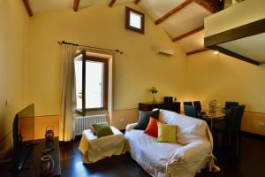 - un salon avec un canapé et une fenêtre dans l'établissement Romantic Suite Canelles, à Cagliari