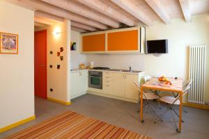 a small kitchen with a table and a table and chairs at Casa Nova in Burano