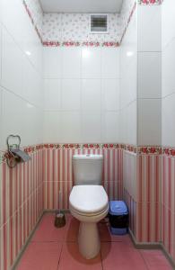 uma casa de banho com WC num quarto vermelho e branco em Apartment on Perevertkina 1/7 em Voronezh