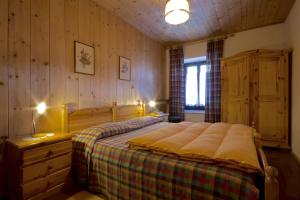 Un pat sau paturi într-o cameră la Albergo Cavallino