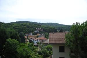 Vista generica sulle montagne o vista sulle montagne dall'interno del bed & breakfast