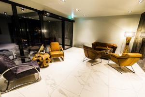 eine Lobby mit Sofas und Stühlen in einem Gebäude in der Unterkunft MountainPark | Event- und Tagungshotel in Kassel