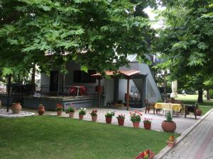 un patio con macetas y un patio con mesa. en Villa Maria, en Ofrinion