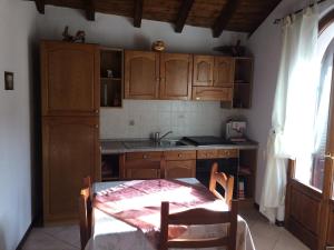 Kuchyň nebo kuchyňský kout v ubytování Chalet con Piscina