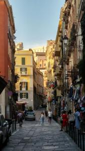 カリアリにあるDeliziosa mansarda nel quartiere Marina - Cagliariの建物を歩く人々