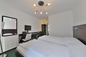 Postel nebo postele na pokoji v ubytování Hotel am Spisertor