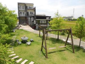 罗东镇蘭卡威羅東庭園民宿的院子里的游乐场