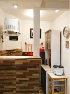 una cucina con pavimenti in legno e piano di lavoro di White Hope Apartment a Lima