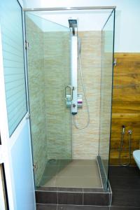 y baño con ducha y puerta de cristal. en Mama Beach Villa, en Negombo