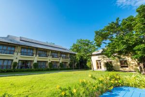 夜功府班塔莱西克里姆度假酒店的享有带庭院的建筑的外部景色