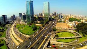 an overhead view of a busy highway in a city at White Hope Apartment in Lima