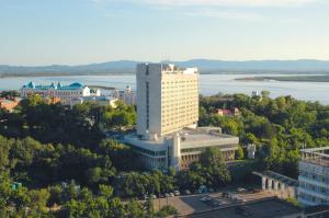 ハバロフスクにあるホテル インツーリストの水辺の大きな建物の空中ビュー