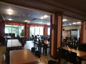 ソクチョにあるソラク ガーデン リゾーテルの木製のテーブルと椅子のあるダイニングルーム