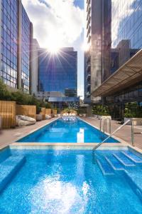 Бассейн в SKYE Hotel Suites Parramatta или поблизости