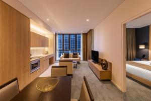 Kuchyň nebo kuchyňský kout v ubytování SKYE Hotel Suites Parramatta