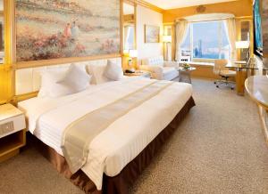 Postel nebo postele na pokoji v ubytování Regal Hongkong Hotel