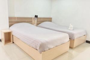 2 Betten mit weißer Bettwäsche in einem Zimmer in der Unterkunft Memory Place Samphran in Sam Phran