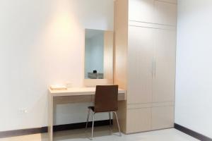 La salle de bains est pourvue d'une coiffeuse avec un miroir et une chaise. dans l'établissement Memory Place Samphran, à Sam Phran