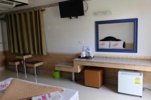 une pièce avec un miroir, une table et des chaises dans l'établissement Bualuang Boutique Resort, à Ang Thong 38 autres photos