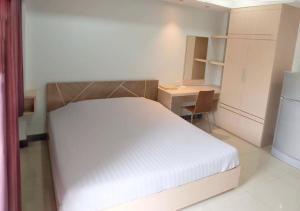 Schlafzimmer mit einem Bett, einem Schreibtisch und einem Kühlschrank in der Unterkunft Memory Place Samphran in Sam Phran