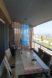 ケラモティにあるLakis Luxury Apartmentの景色を望むバルコニー(テーブル、椅子付)
