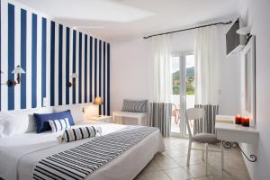 Postel nebo postele na pokoji v ubytování Iris Beach Hotel