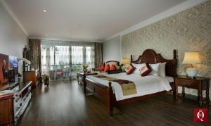 een slaapkamer met een groot bed en een groot raam bij Silk Queen Grand Hotel in Hanoi