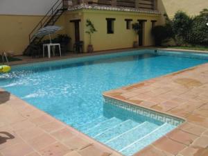 The swimming pool at or close to Hotel Paris