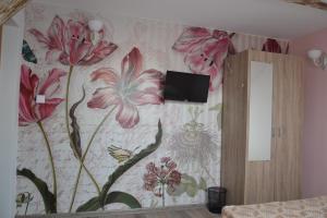 プロブディフにあるGuest Rooms Filipopolの花の壁紙を用いたお部屋