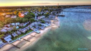 una vista aérea de un complejo situado junto al agua en The Masthead Resort, en Provincetown