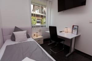 TV a/nebo společenská místnost v ubytování Hotel am Rosenplatz,24 Stunden Check in, kostenfreie Parkplätze