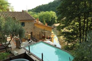 The swimming pool at or close to Mulino del XVII secolo