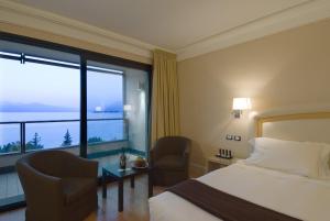 Posteľ alebo postele v izbe v ubytovaní Hotel Acquaviva Del Garda