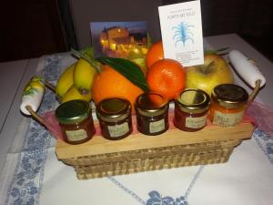 una cesta de fruta y mermeladas en una mesa en B&B Fonte Dei Billi, en Pennabilli