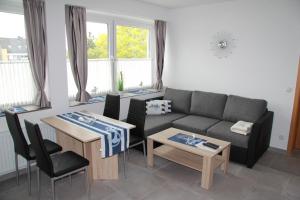 sala de estar con sofá y mesa en Ferienwohnung Am Anker in Bislich, en Wesel