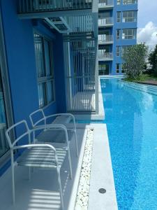 Bazén v ubytování BLU-Pool Access nebo v jeho okolí