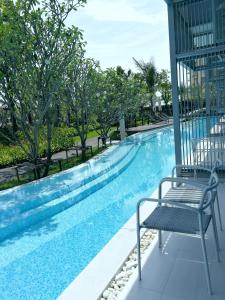 Bazén v ubytování BLU-Pool Access nebo v jeho okolí