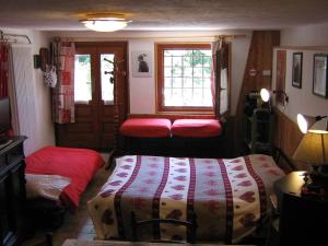 a bedroom with a bed and a window at Breckenbreck monolocale CIN IT7001C2P4NVWOPA in Allein