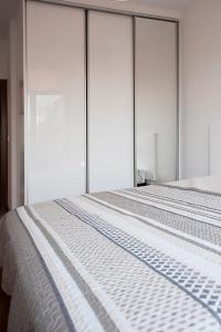 ワルシャワにあるDOMOTEL MOKOTÓWのガラス張りの壁の客室内のベッド2台