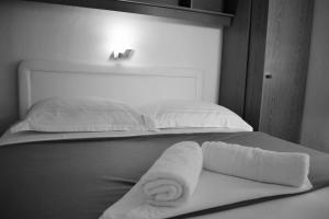 Postel nebo postele na pokoji v ubytování Apartments Dumencic Rab