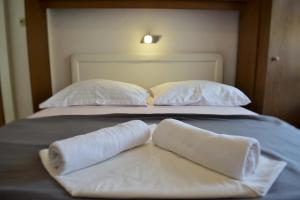 Postel nebo postele na pokoji v ubytování Apartments Dumencic Rab