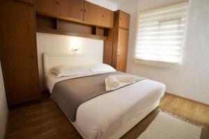 Postel nebo postele na pokoji v ubytování Apartments Dumencic Rab
