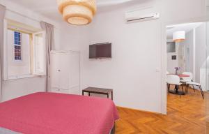 Televízia a/alebo spoločenská miestnosť v ubytovaní Apartment Dox