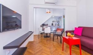 Televízia a/alebo spoločenská miestnosť v ubytovaní Apartment Dox