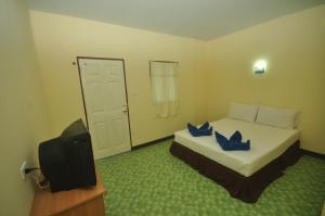 Habitación de hotel con 2 camas y TV en Phi Phi Sand Sea House, en Islas Phi Phi