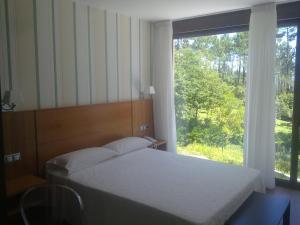 Ein Bett oder Betten in einem Zimmer der Unterkunft Hotel Alén do Mar