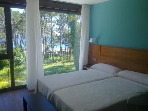 Ein Bett oder Betten in einem Zimmer der Unterkunft Hotel Alén do Mar