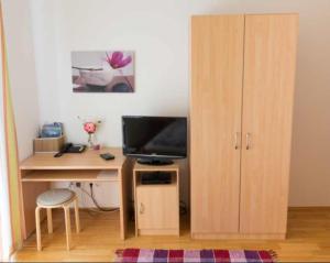 een kamer met een bureau, een computer en een kast bij Dorfwirt in Sankt Marein bei Graz
