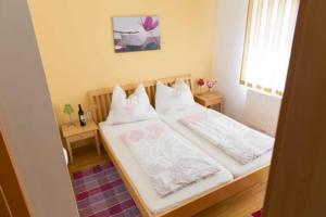 Postel nebo postele na pokoji v ubytování Dorfwirt
