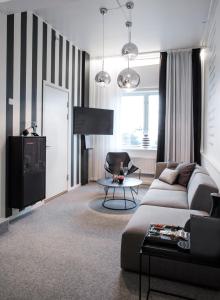 sala de estar con sofá y mesa en Fredriksten Hotell en Halden